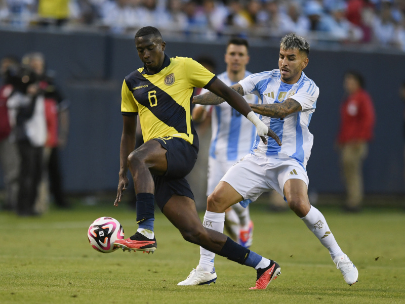 William Pacho (v žltom) si kryje loptu pred Ángelom Correom počas Copa América 2024