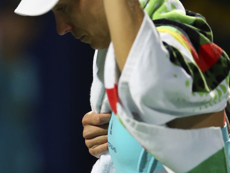 Nemecká tenistka Angelique Kerberová máva divákom počas odchodu z kurtu
