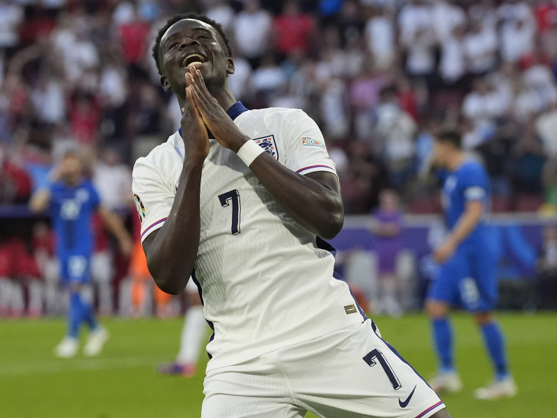Angličan Bukayo Saka reaguje po neuznaní gólu Anglicka