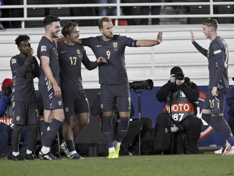 Anglickí futbalisti oslavujú gól