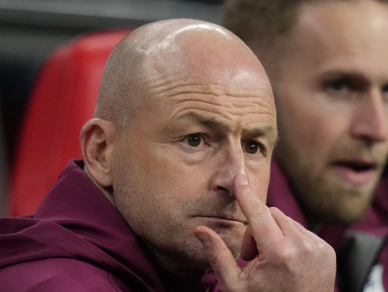 Tréner anglickej futbalovej reprezentácie Lee Carsley reaguje počas zápasu 3. kola B-divízie Ligy národov Anglicko - Grécko v Londýne
