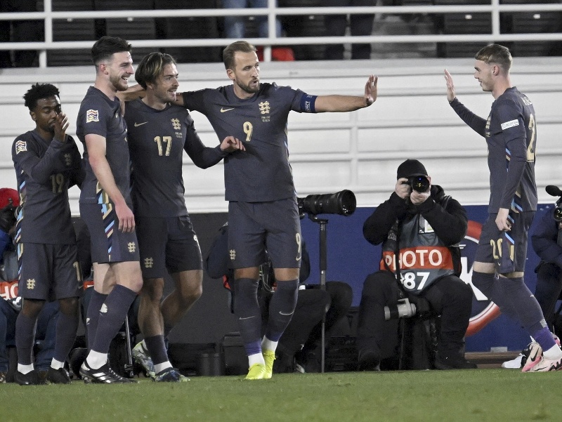 Anglickí futbalisti oslavujú gól