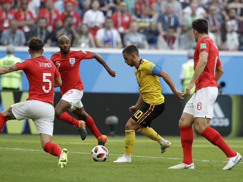 Eden Hazard preniká defenzívou Anglicka