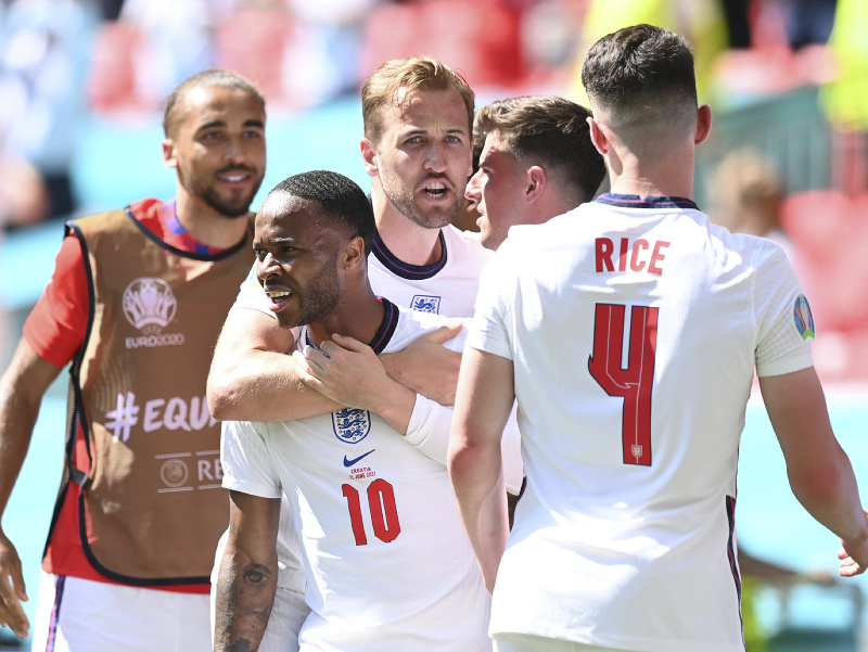 Hráči Anglicka oslavujú gól