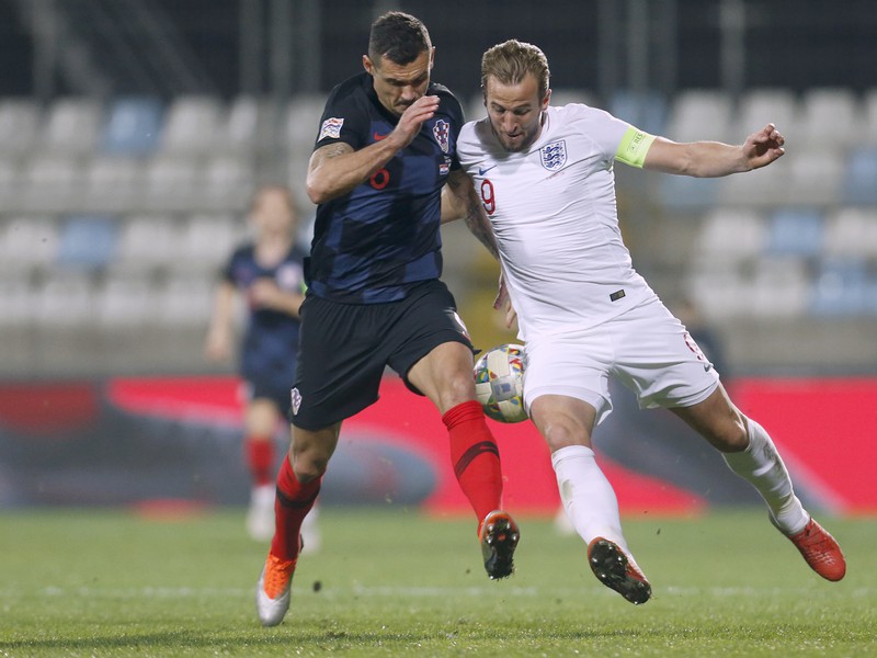 Na snímke hráč Harry Kane (vpravo) a hráč Chorvátska Antonio Milič v súboji o loptu