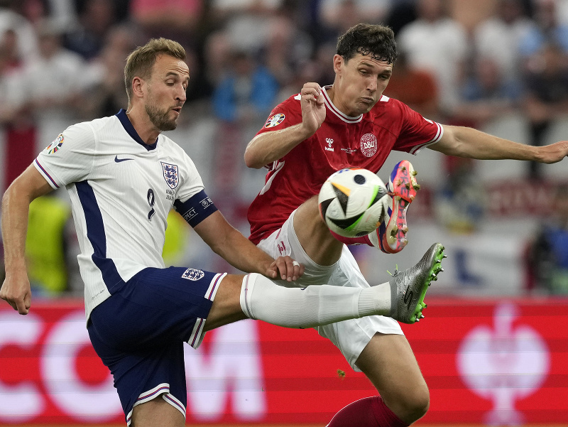 Harry Kane a Andreas Christensen v súboji o loptu