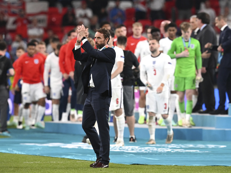 Sklamaní anglickí futbalisti a manažér Gareth Southgate po prehre vo finále EURO 2020