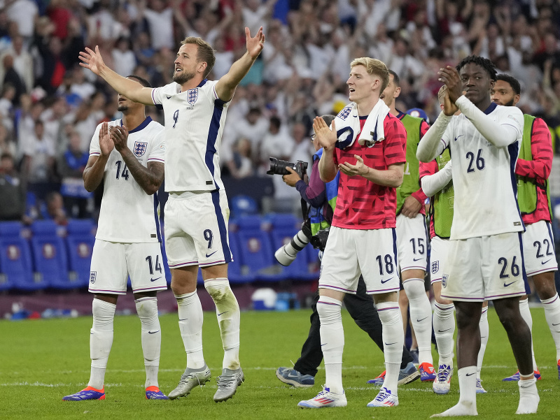 Futbalisti Anglicka oslavujú postup do štvrťfinále