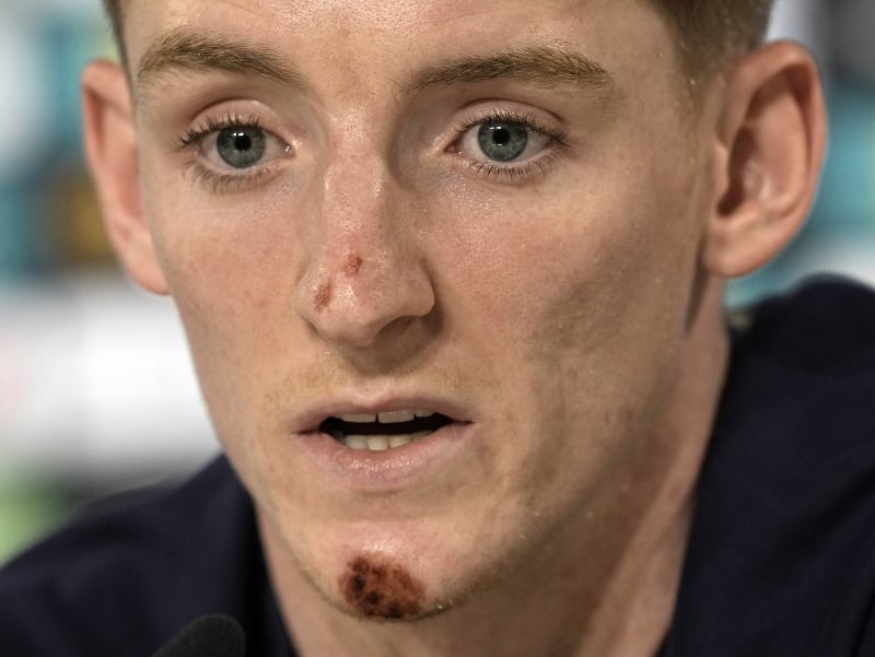 Na snímke anglický futbalista Anthony Gordon sa usmieva počas tlačovej konferencie na ME vo futbale