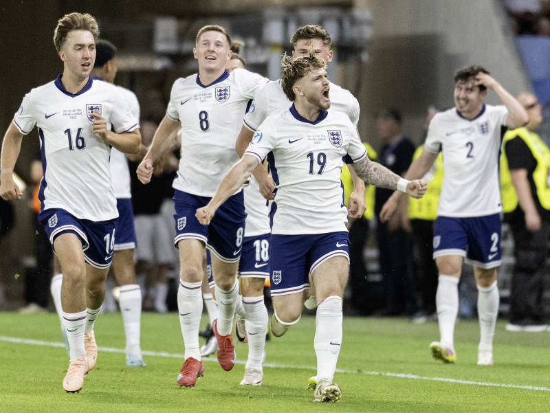 Anglický futbalista Harvey Elliott (19) sa teší so spoluhráčmi z gólu na 1:0