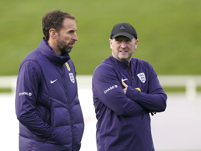 Gareth Southgate a jeho asistent Steve Holland počas tréningu Anglicka pred súbojom s Brazíliou