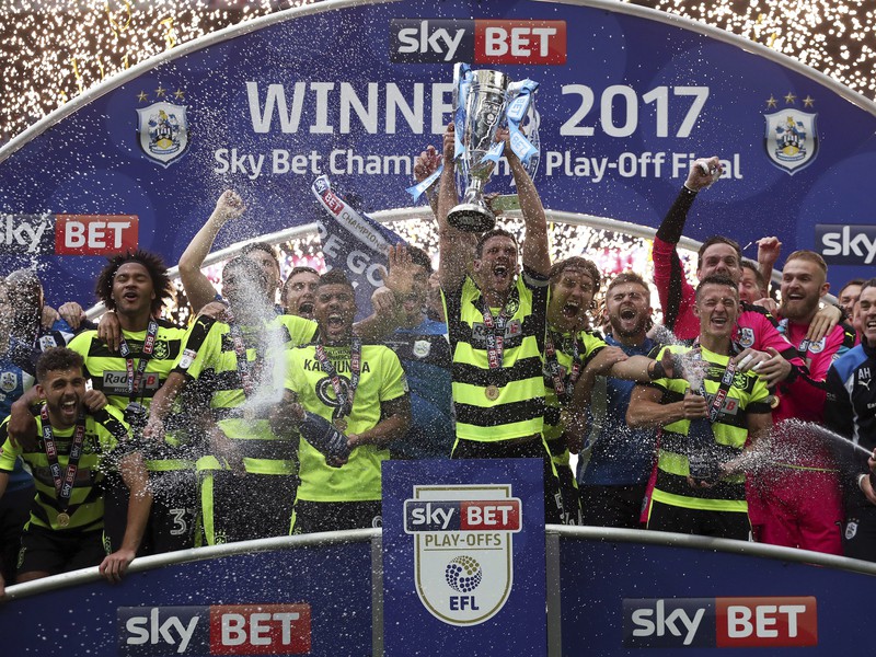Mark Hudson a tím Huddersfield Town s trofejou pre víťaza 
