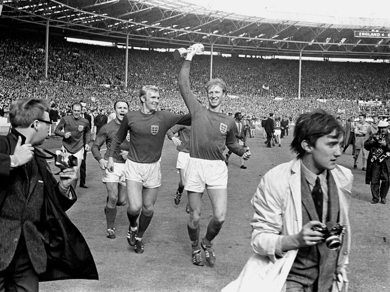 Jack Charlton a Bobby Moore oslavujú titul majstra sveta
