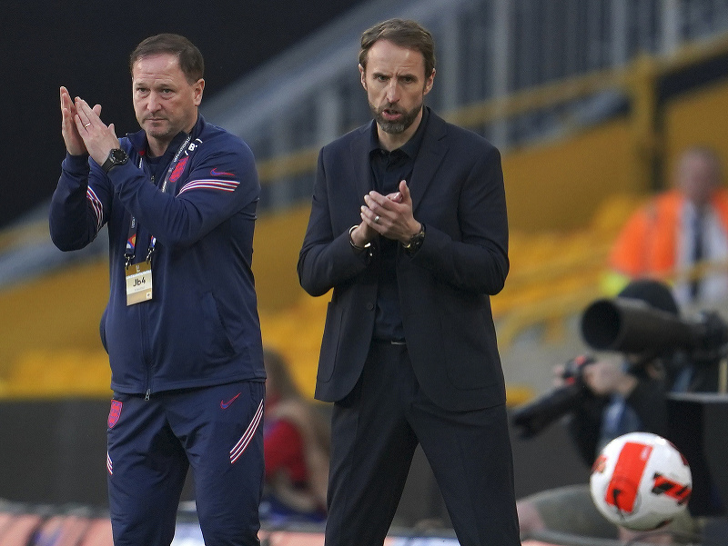 Gareth Southgate a asistent trénera Steve Holland