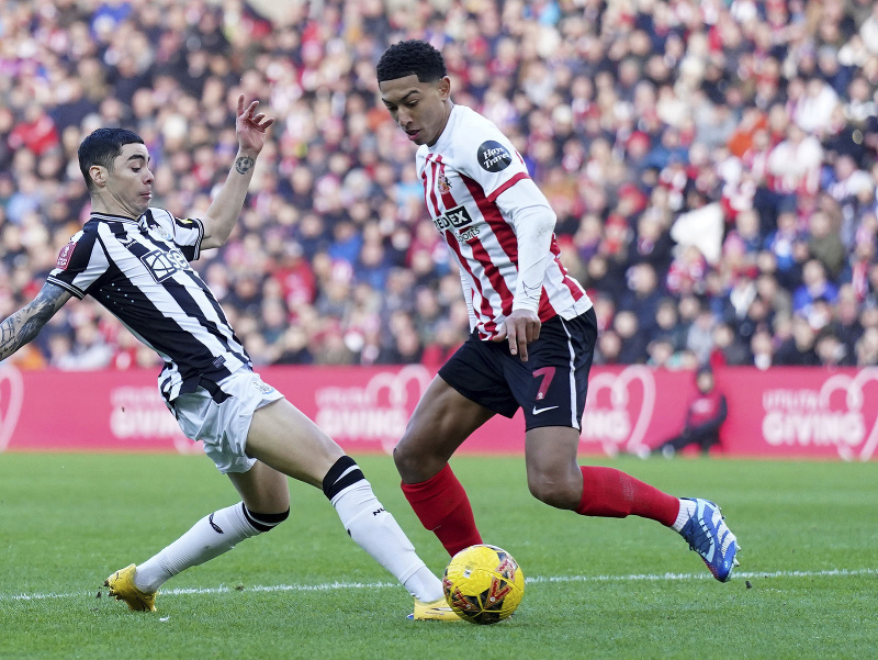 Miguel Almirón a Jobe Bellingham v súboji o loptu