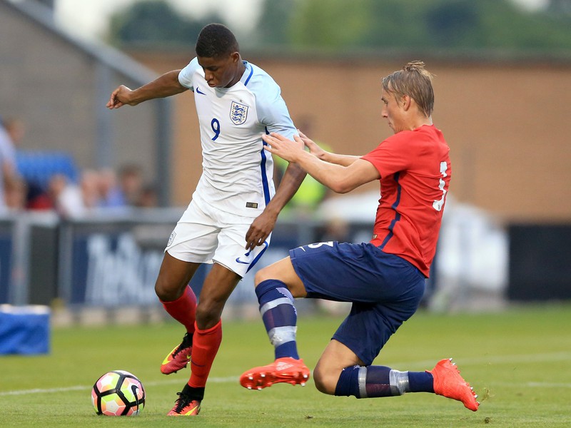 Marcus Rashford v súboji o loptu