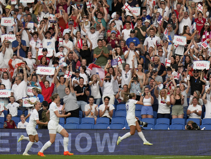 a snímke vpravo britská reprezentantka Georgia Stanwayová oslavuje svoj úvodný gól z penalty v zápase A-skupiny majstrovstiev Európy vo futbale Anglicko - Nórsko