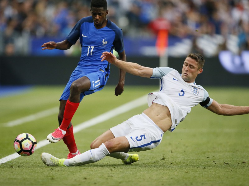 Ousmane Dembelé a Gary Cahill v súboji o loptu