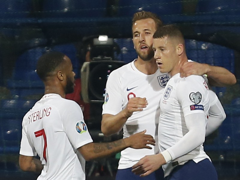 Harry Kane so spoluhráčmi oslavuje gól Anglicka