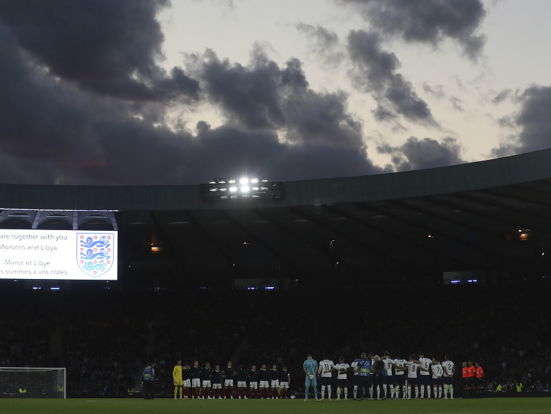 Hráči Anglicka a Škótska pred vzájomným zápasom na slávnom Hampden Parku v Glasgowe