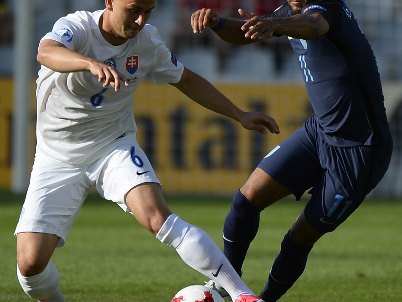 Na snímke vľavo Stanislav Lobotka (Slovensko) a Nathan Redmond (Anglicko) v súboji o loptu