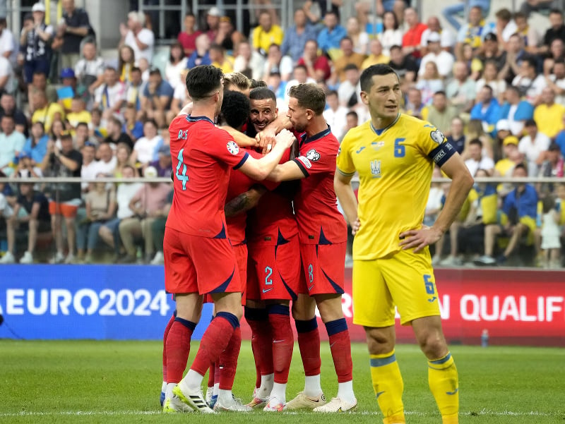 Hráči Anglicka sa radujú po góle v súboji s Ukrajinou