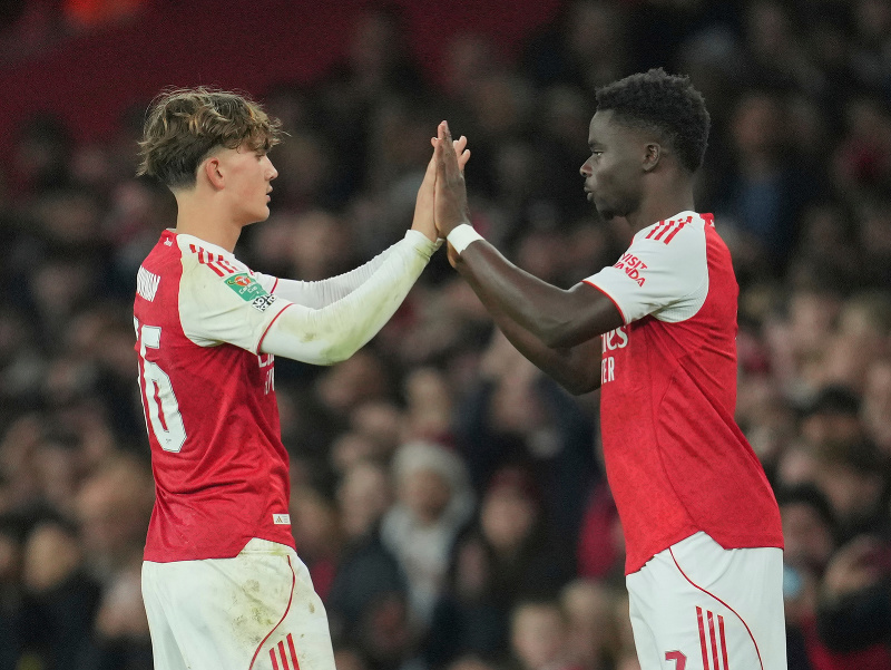 Krídelník Arsenalu Max Dowman, oproti nemu Bukayo Saka