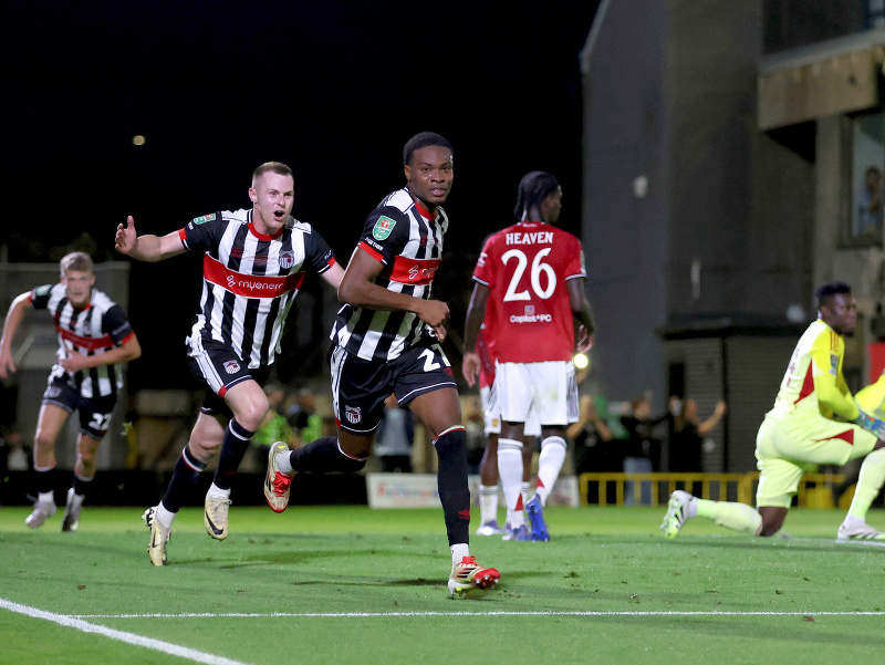 Hráč Grimsby Town Tyrell Warren (uprostred) oslavuje gól