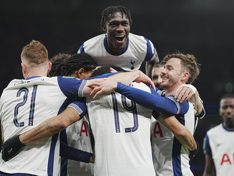 Radujúci sa hráči Tottenhamu Hotspur