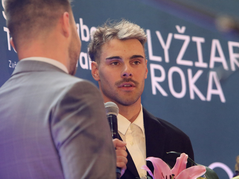 Víťaz ankety Lyžiar roka 2025, snoubordista Samuel Jaroš (vpravo) si preberá ocenenie v obci Liptovská Sielnica