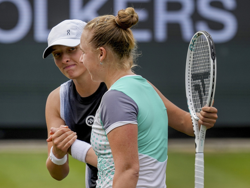 Poľská tenistka Iga Swiateková a Ruska Anna Blinkovová na turnaji v Bad Homburgu