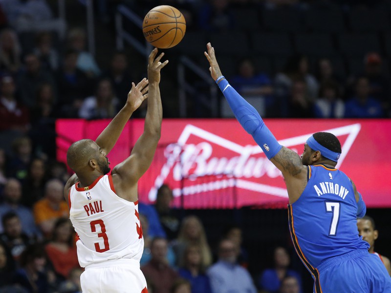 Na snímke vpravo hráč Thunder Carmelo Anthony, vľavo hráč Houstonu Chris Paul v zápase basketbalovej NBA