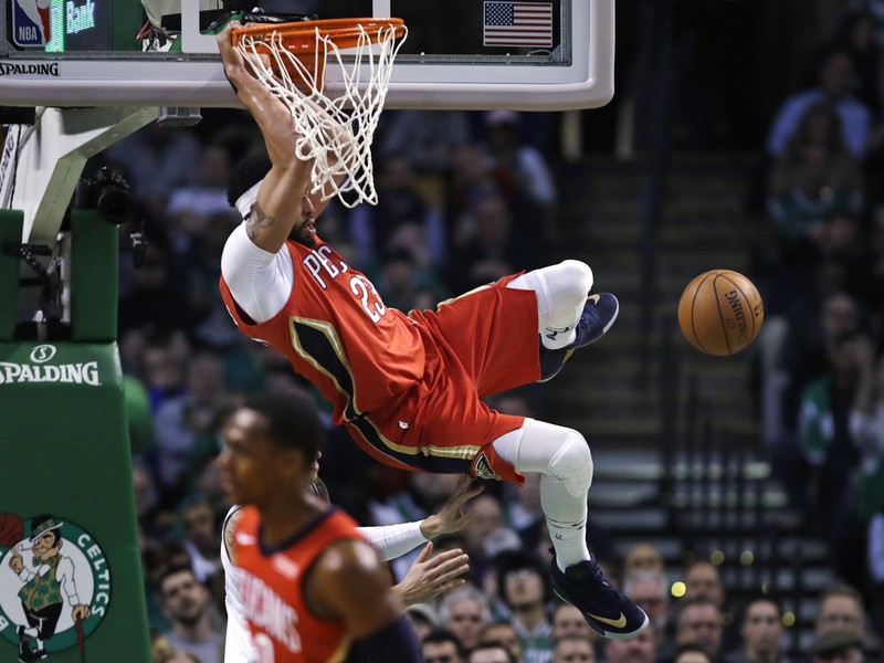 Hráč New Orleans Pelicans Anthony Davis smečuje na kôš 