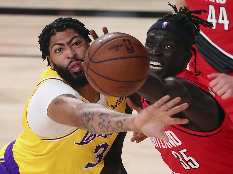 Anthony Davis z Los Angeles Lakers a Wenyen Gabriel (35) z Portlandu Trail Blazers