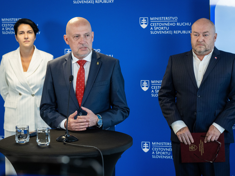 Na snímke zľava štátna tajomníčka ministerstva cestovného ruchu a športu SR Ivana Šufliarská Libiaková, prezident Slovenského olympijského a športového výboru Anton Siekel a minister cestovného ruchu a športu SR Rudolf Huliak (Nezávislý) počas tlačovej ko