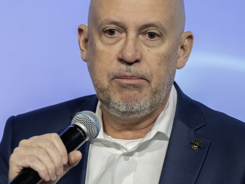 Na snímke prezident SOŠV Anton Sielkel počas tlačovej konferencie