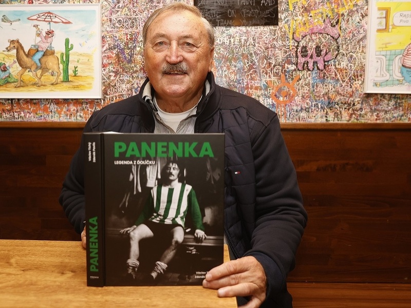Antonín Panenka so svojou novou knižkou, ktorá vyšla na jeseň 2023