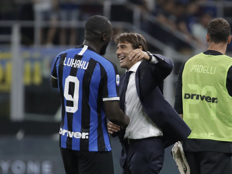 Tréner Interu Miláno Antonio Conte a Romelu Lukaku