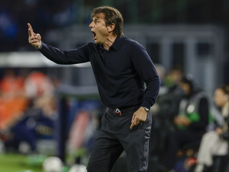 Tréner Antonio Conte reaguje počas zápasu
