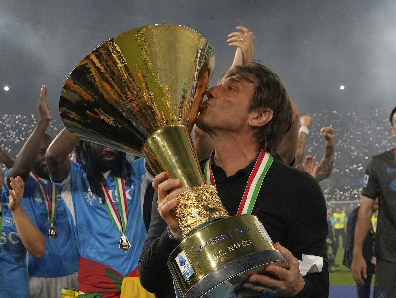 Tréner Neapola Antonio Conte s trofejou pre šampióna Serie A