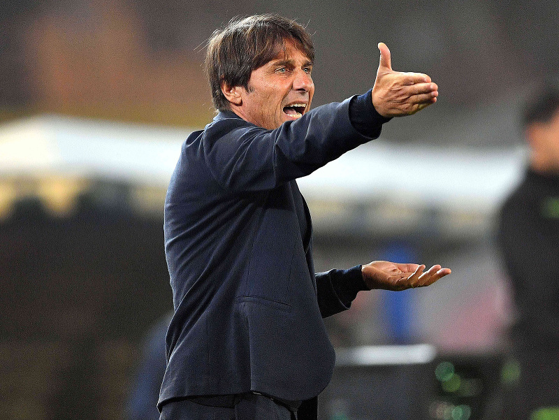 Tréner Neapolu Antonio Conte 