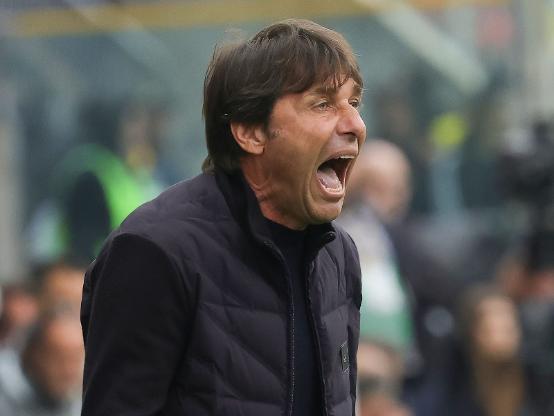 Tréner Antonio Conte reaguje počas zápasu