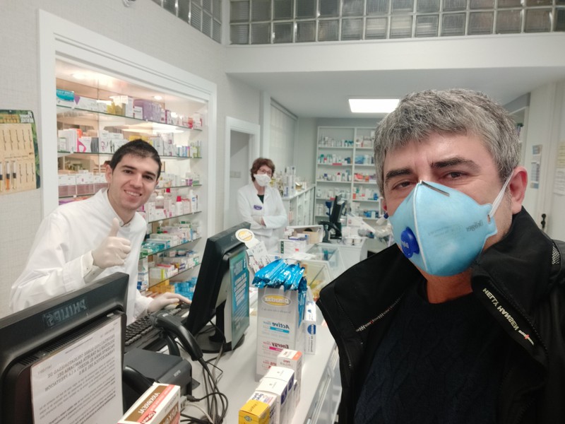 Španielsky futbalista Antonio Dovale počas pandémie koronavírusu pomáha v rodinnej lekárni 