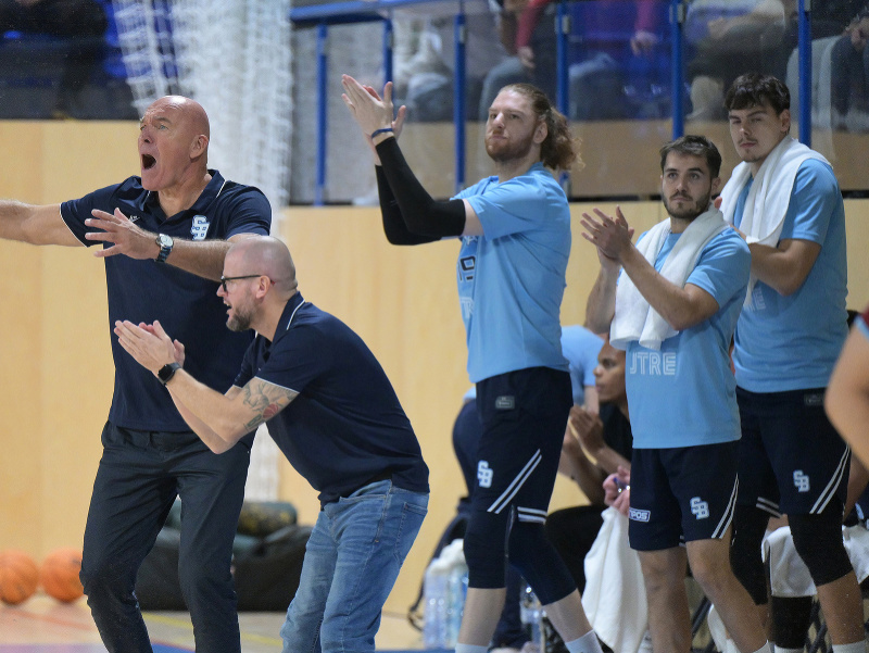 Na snímke vľavo tréner BC Slovan Bratislava Aramis Naglič