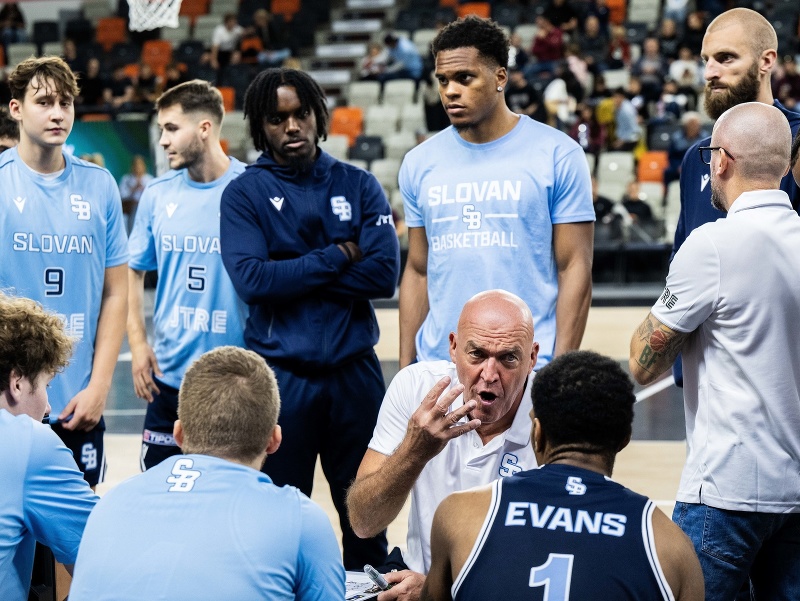 Tréner BC Slovan Bratislava Aramis Naglič so svojimi zverencami