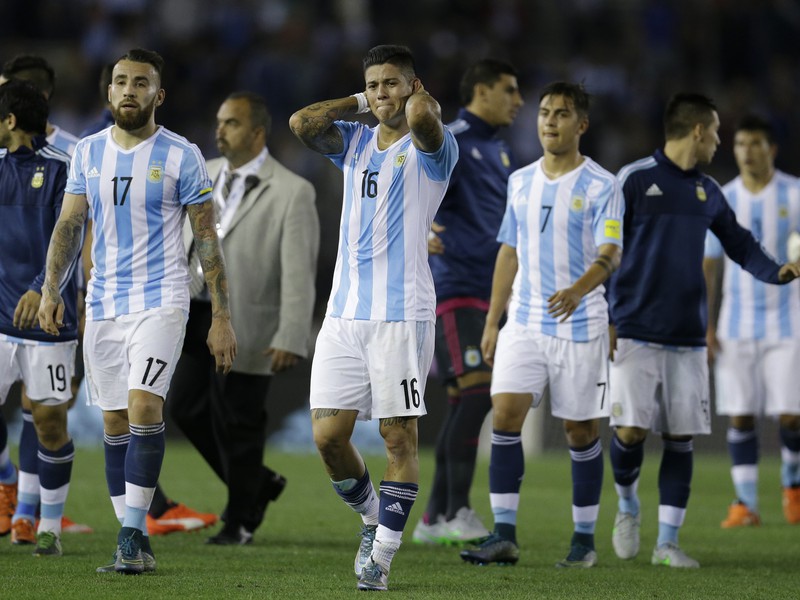 Smutní Argentínčania opúšťajú ihrisko po remíze 1:1