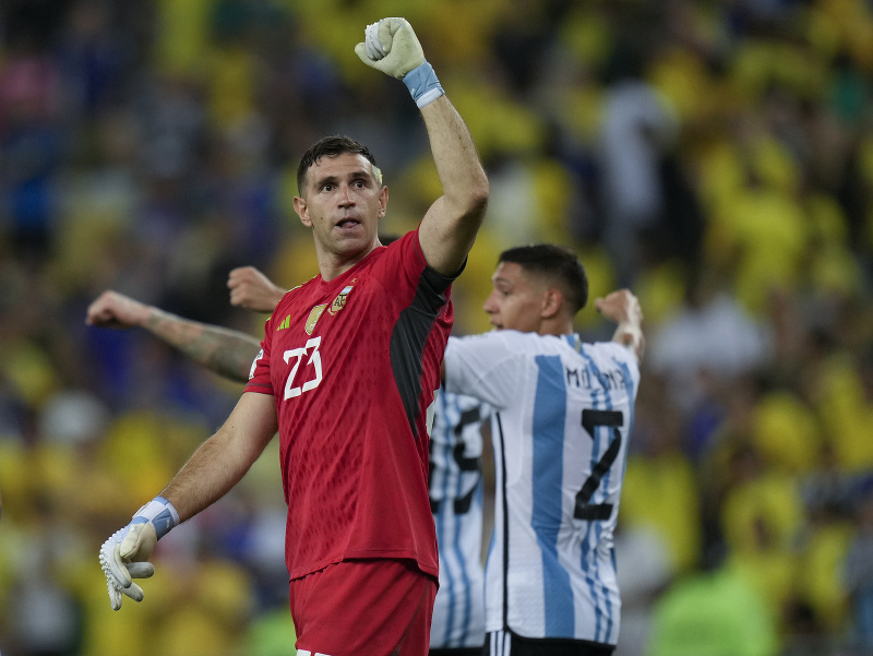 Emiliano Martínez a jeho víťazné gesto