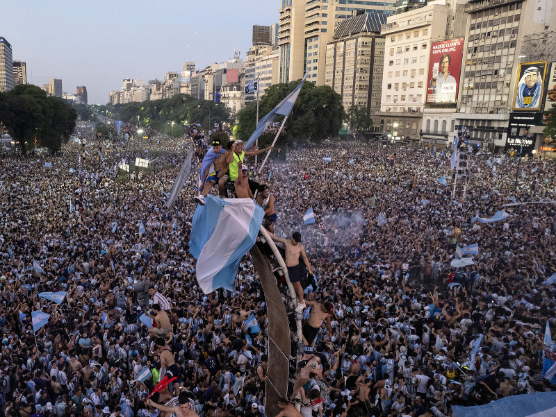 Obrovské davy argentínskych fanúšikov oslavujú zisk titulu z MS vo futbale