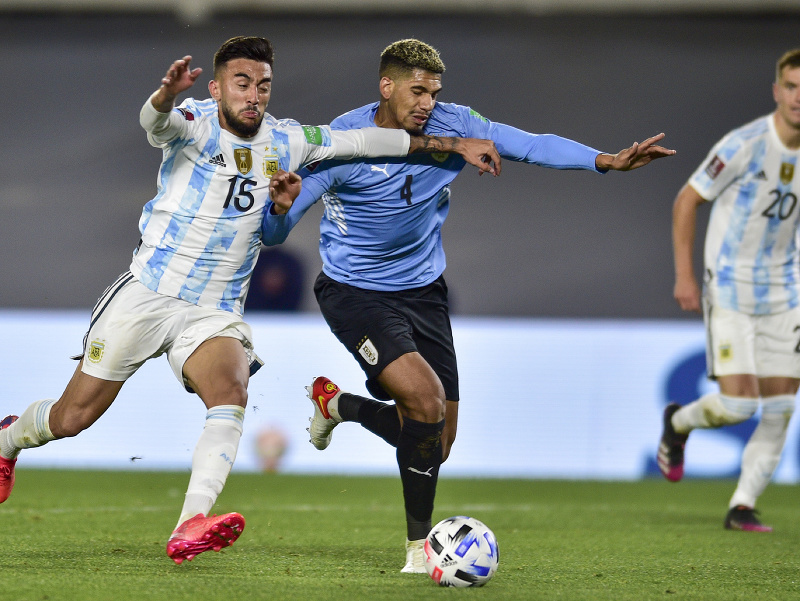 Ronald Araujo a Nicolas Gonzalez v súboji Argentíny s Uruguajom