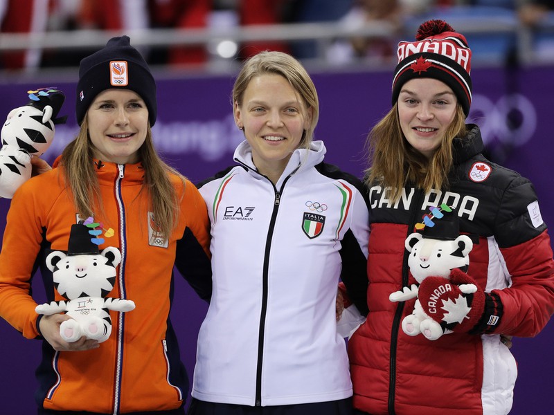 Víťazná talianska šortrekárka Arianna Fontanová (uprostred) pózuje na pódiu so striebornou Holanďankou Yara Van Kerkhofovou (vľavo) a bronzovou Kanaďankou Kim Boutinovou (vpravo) po pretekoch žien na 500 m v šortreku na ZOH 2018 v juhokórejskom Pjongčangu